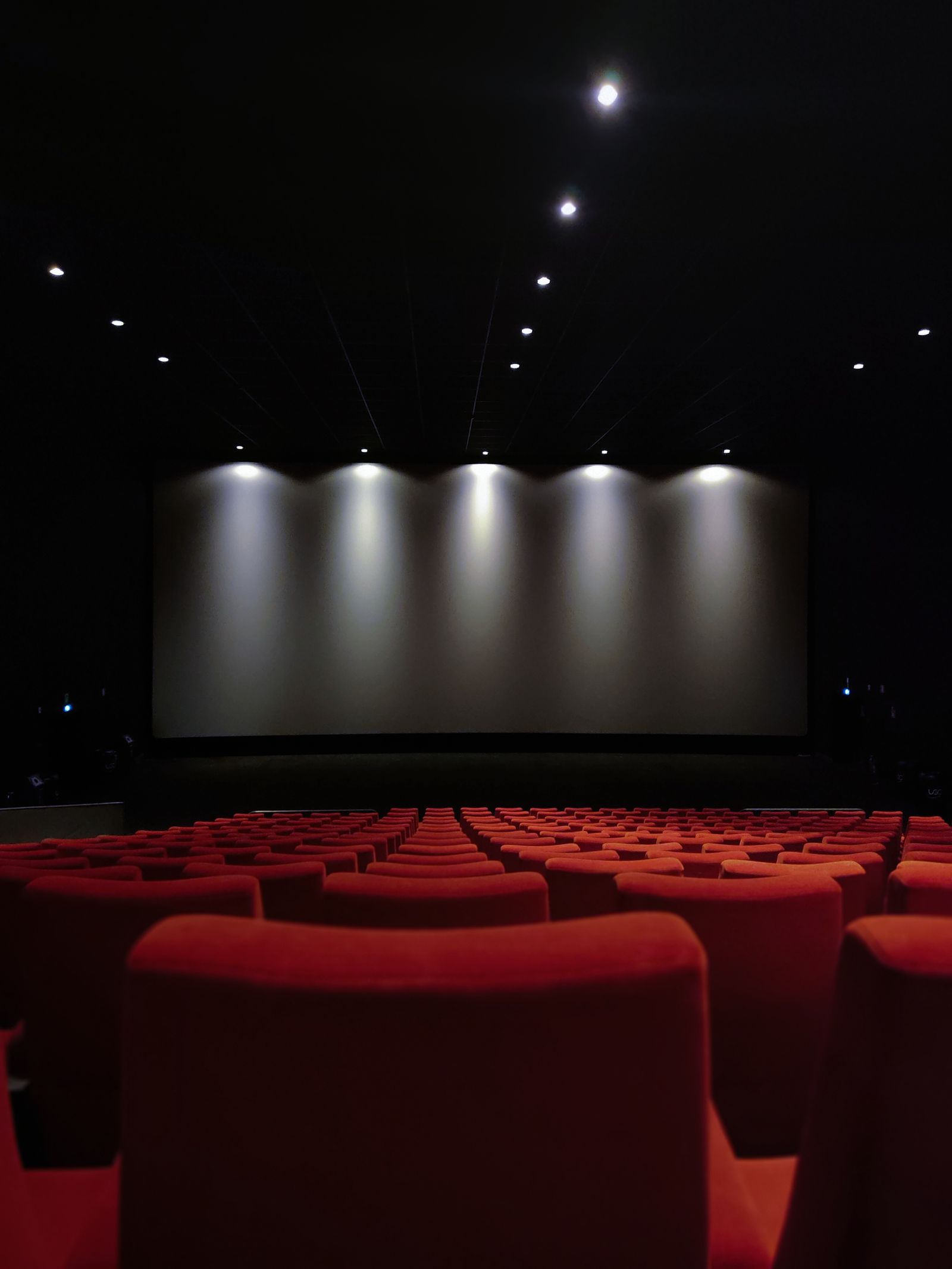 红色剧院座椅与午夜首映前的色花堂放映厅